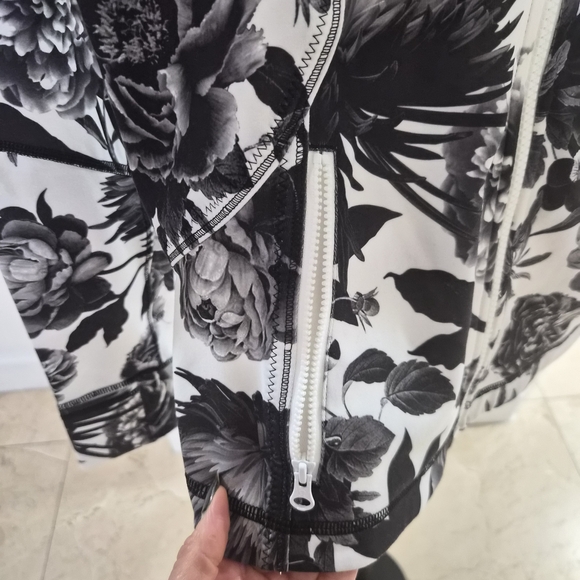LULULEMON Special Edition Floral Black and White Women's Jacket Size 10 NWOT - Picture 4 of 8